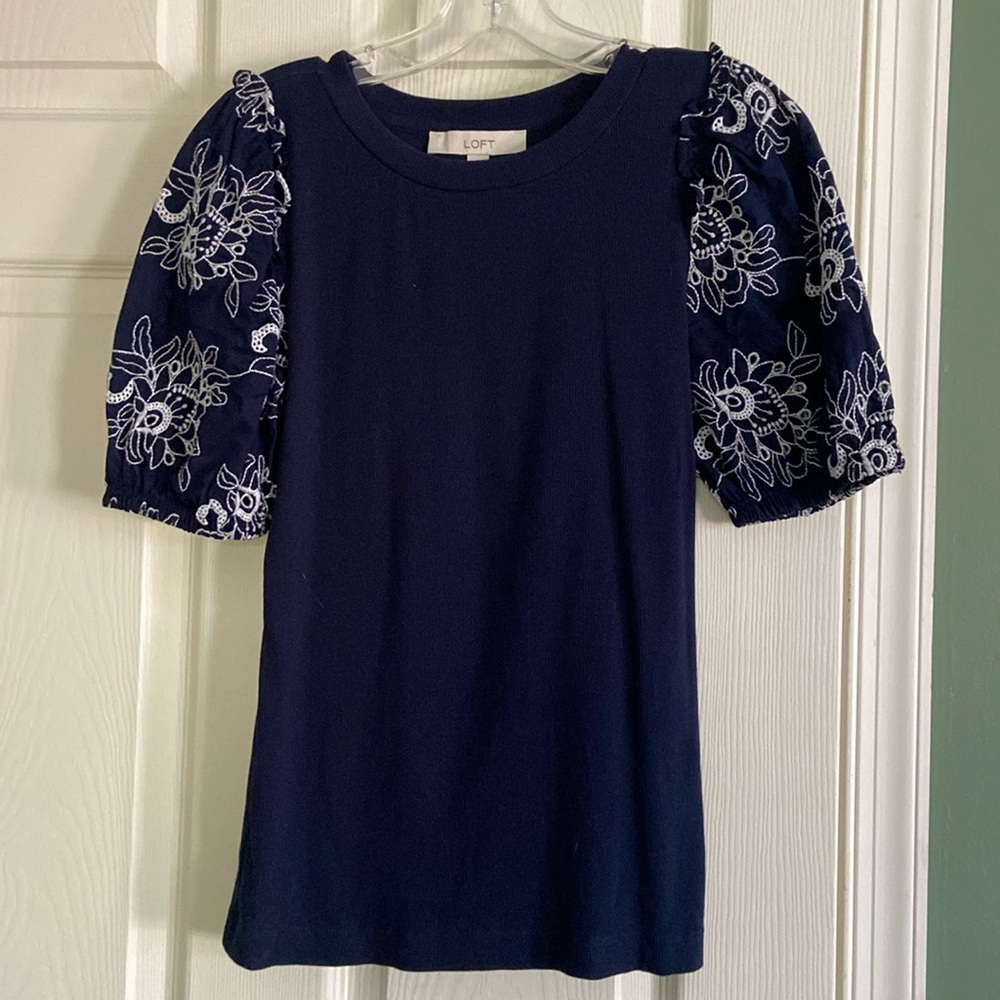 LOFT NAVY STRETCH KNIT TOP SIZE SMALL, PUFF SLEEVES W/EMBROIDERY